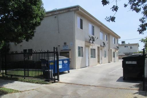 North Hollywood 3+2 upper unit w/on-site laundry, parking, water + trash service paid!! – photo 1