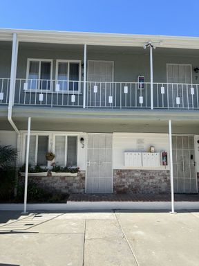 Beautiful remodeled 1+1 with on-site laundry, parking + water paid in North Hollywood!