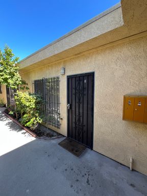 NoHo 2+1 w/appliances, central air, parking + water included! (7924 Laurel Cyn) – photo 1