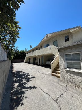 Studio with parking and on-site laundry available near NoHo Arts District!!