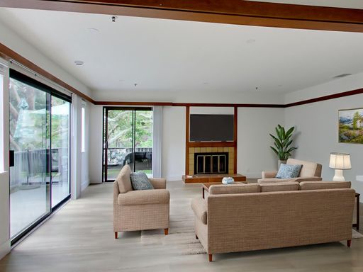 Elegant 2 Bedroom, 2 Bath Deluxe Upper Unit – photo 1