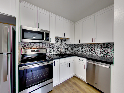 Experience Urban Comfort in our Charming One-Bedroom Apartments at Parkwest – photo 1