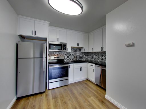 Experience Urban Comfort in our Charming One-Bedroom Apartments at Parkwest – photo 1