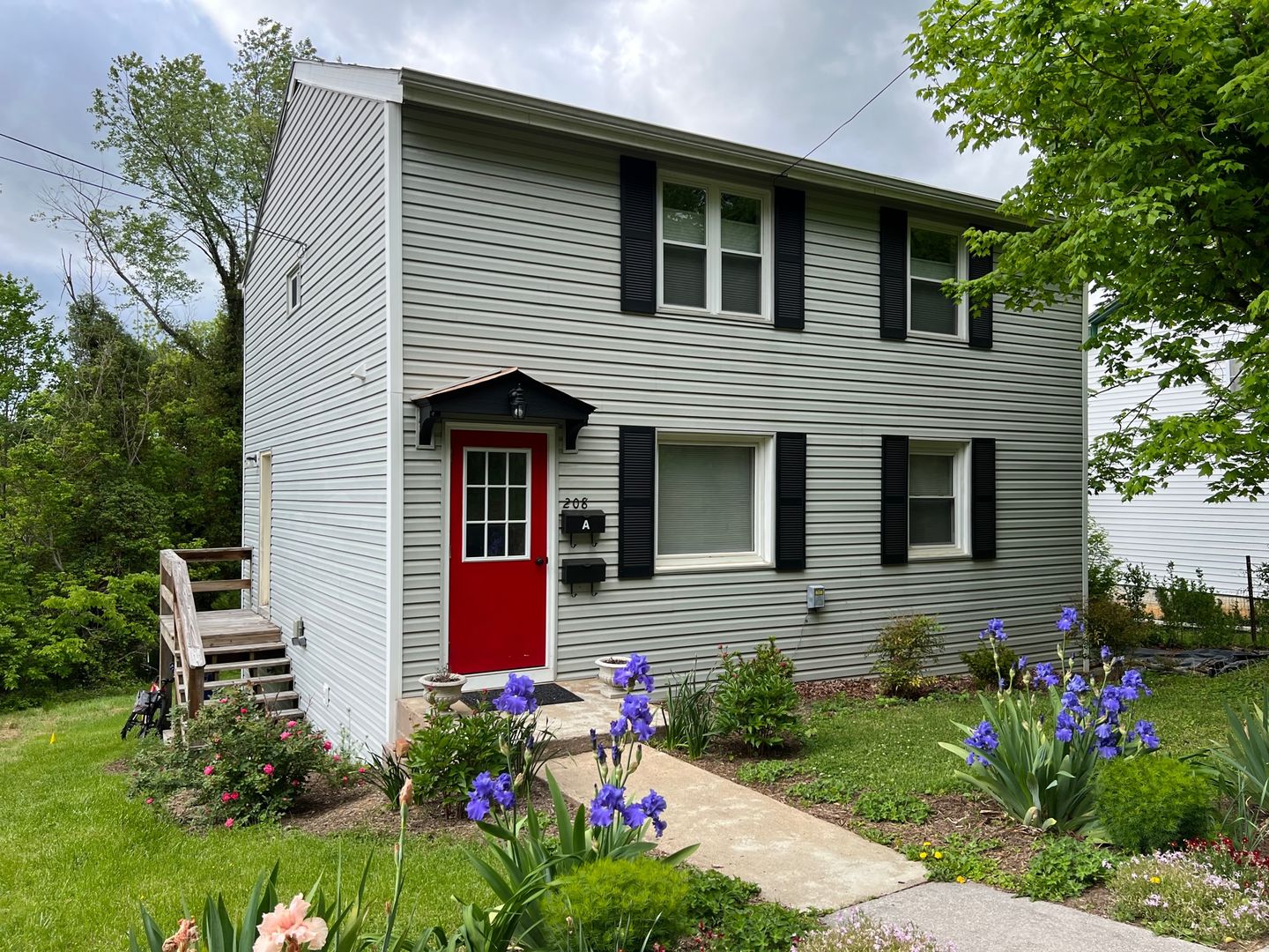 Lexington Apartment: 208 N Lewis Street