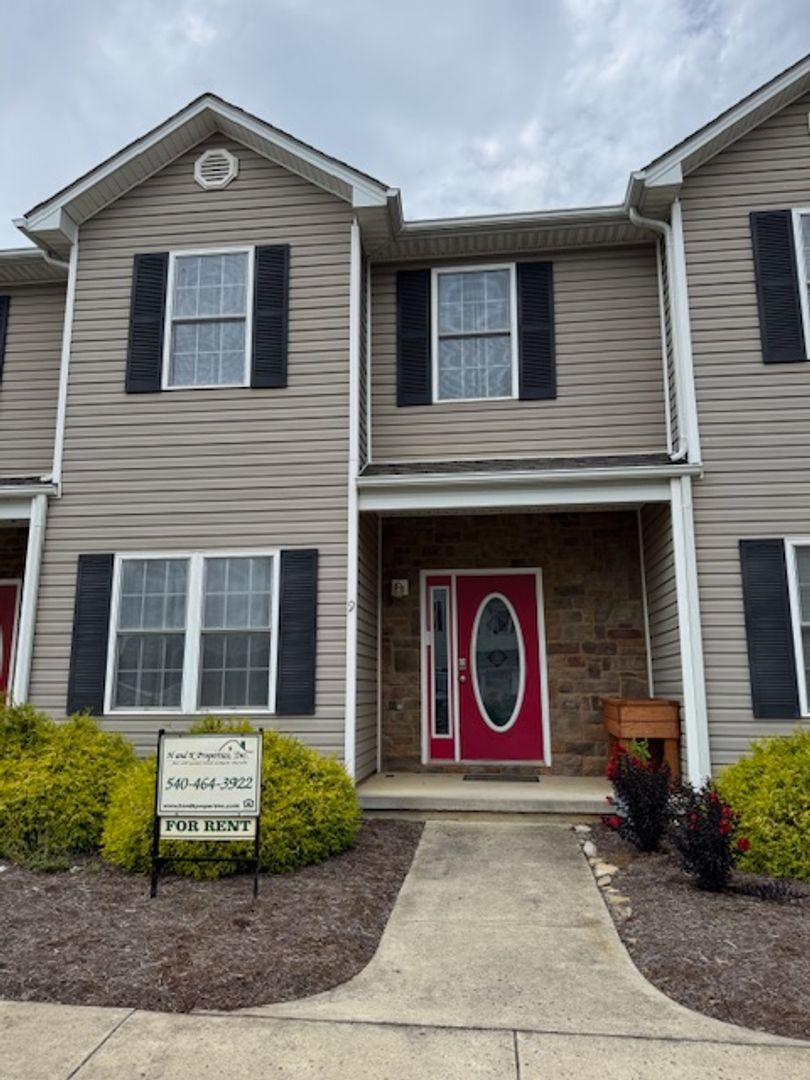 Lexington Townhome: 9 Bristol Lane