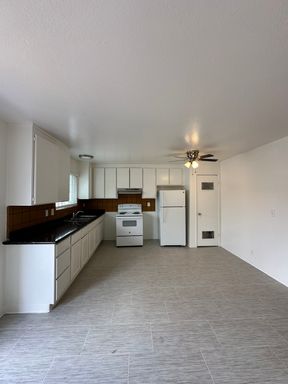 Convenient 2BR Apartment Near Downtown & Hwy 101 – Commuter Friendly!