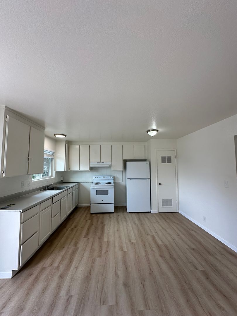 Gilroy Apartment: 590 Stoney Ct