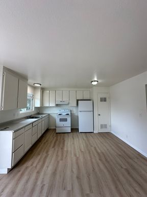 Convenient 2BR Apartment Near Downtown & Hwy 101 – Commuter Friendly!