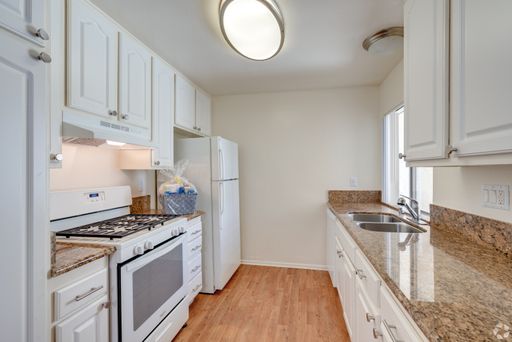 Upstairs 1 Bed 1 Bath with New Flooring & Oversized Custom Closet