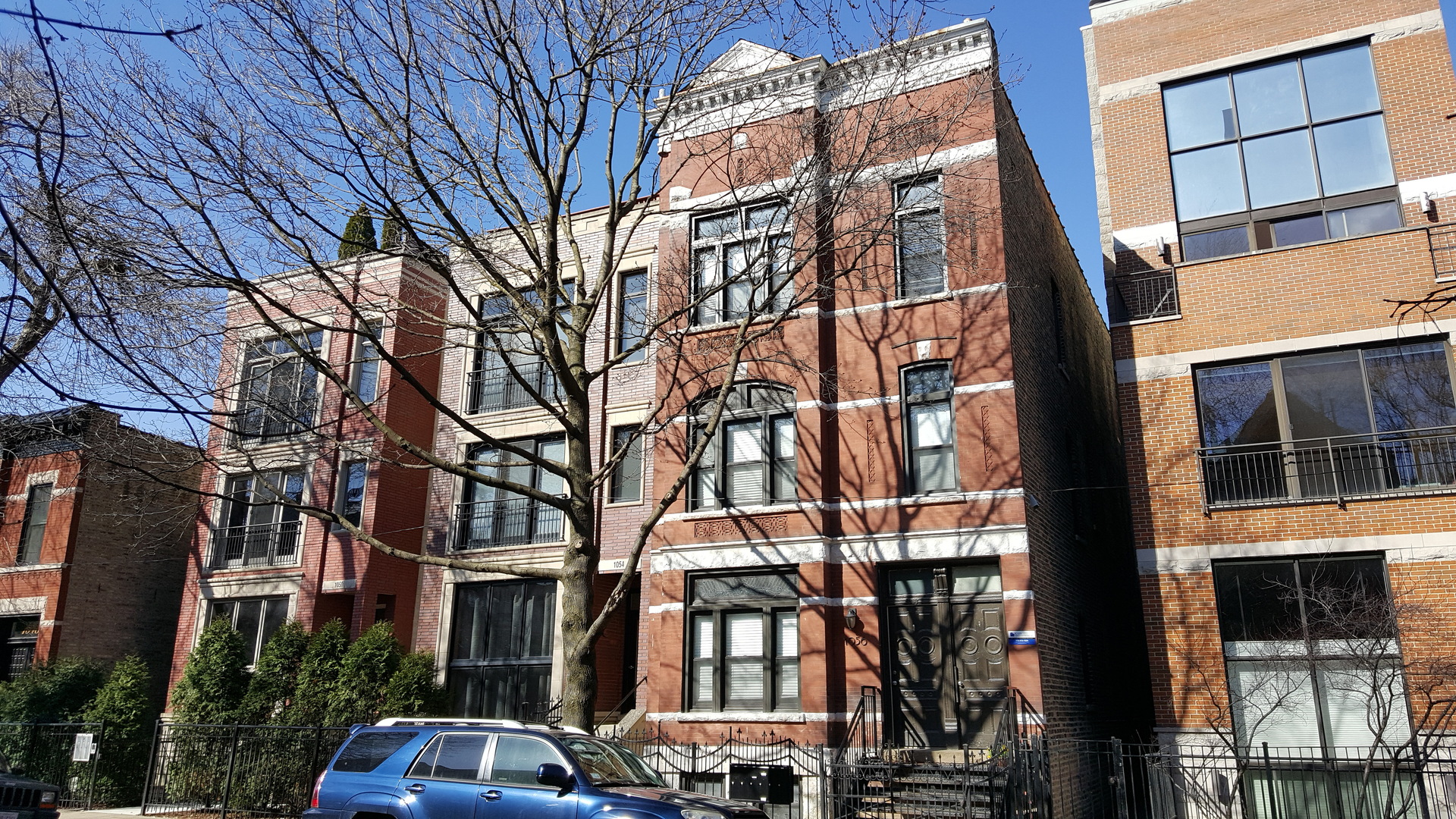 Chicago Apartment: 1056 N Hermitage Ave, #1F