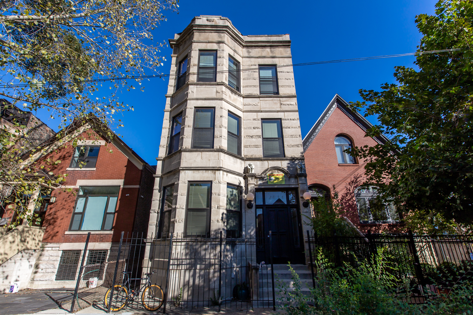 Chicago Apartment: 2014 W Cortez St