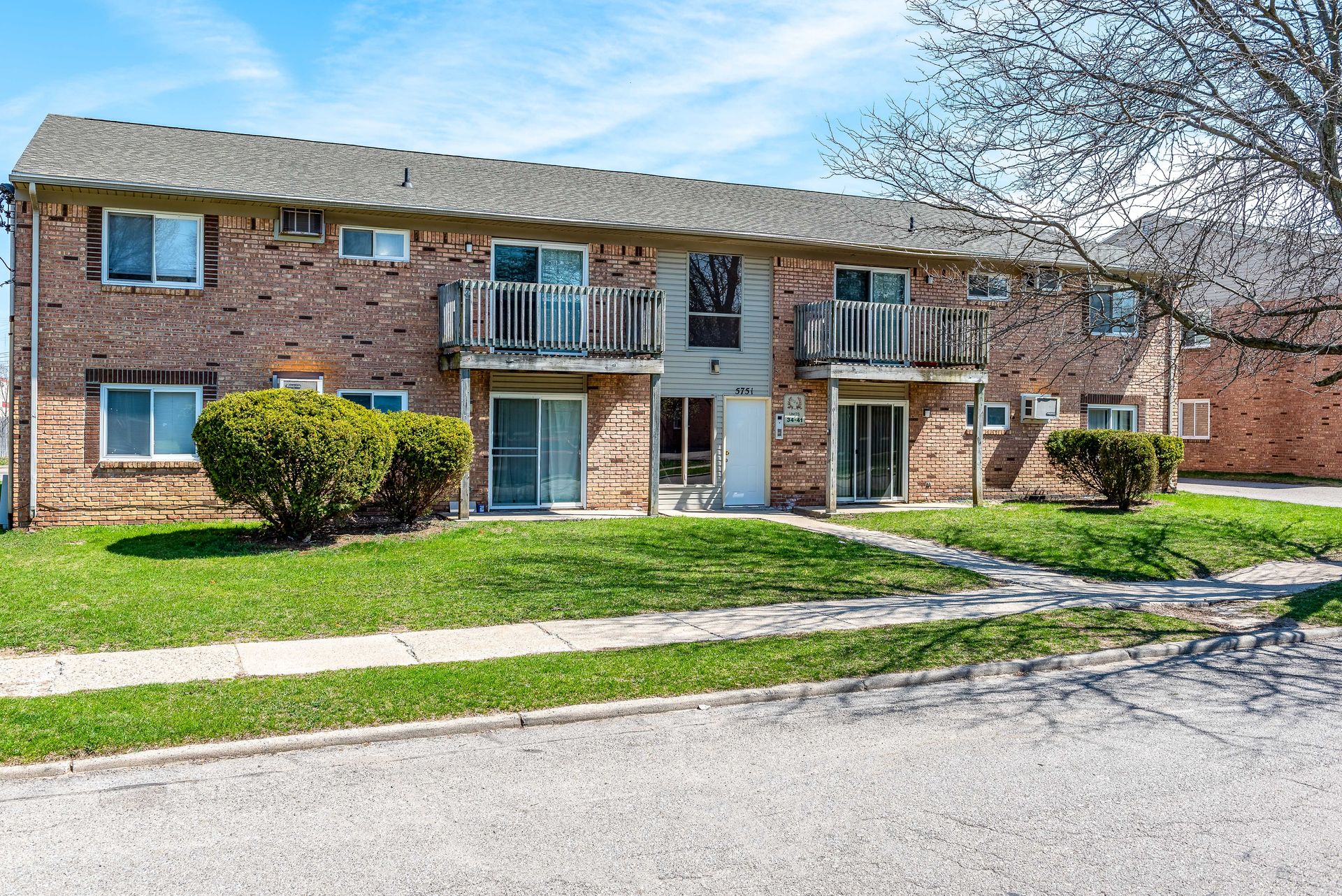 Lansing Apartment: 737 Louisa Street