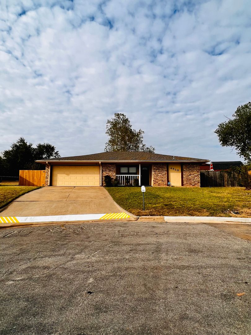 Lawton House: 4810 SE Brigadoon Pl