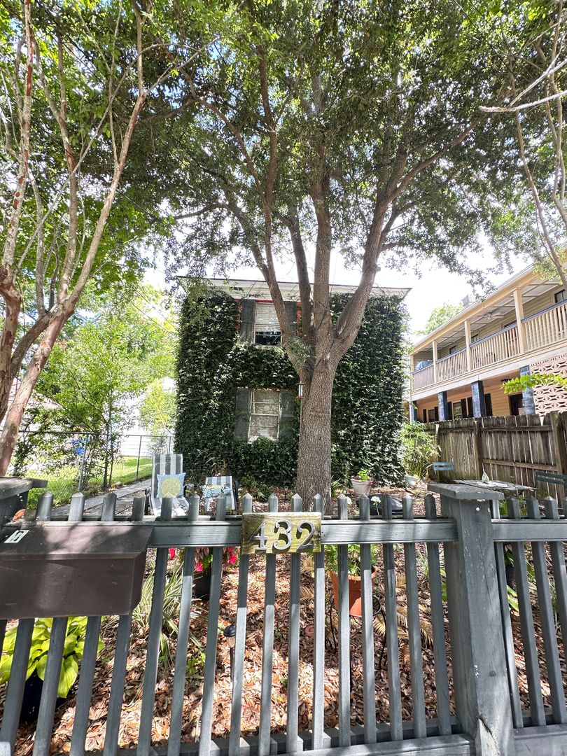 Charleston House: 432 Race Street Unit B