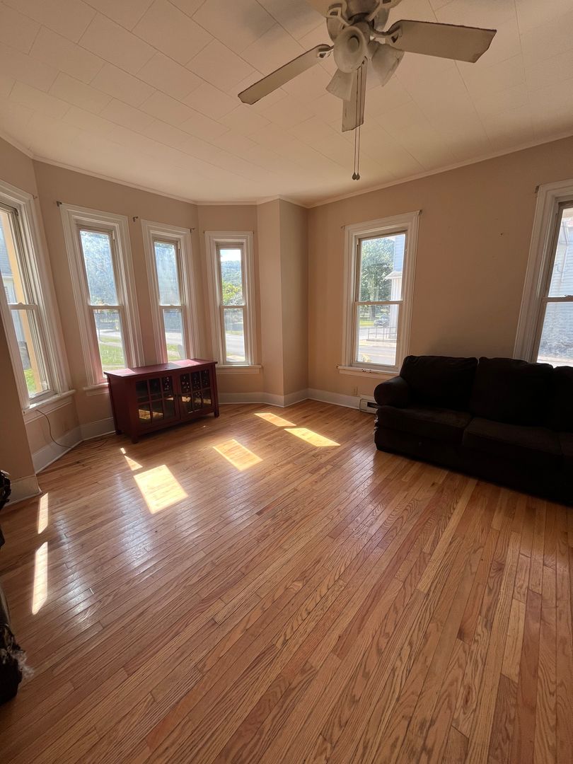 Howard Apartment: 325 Walnut St