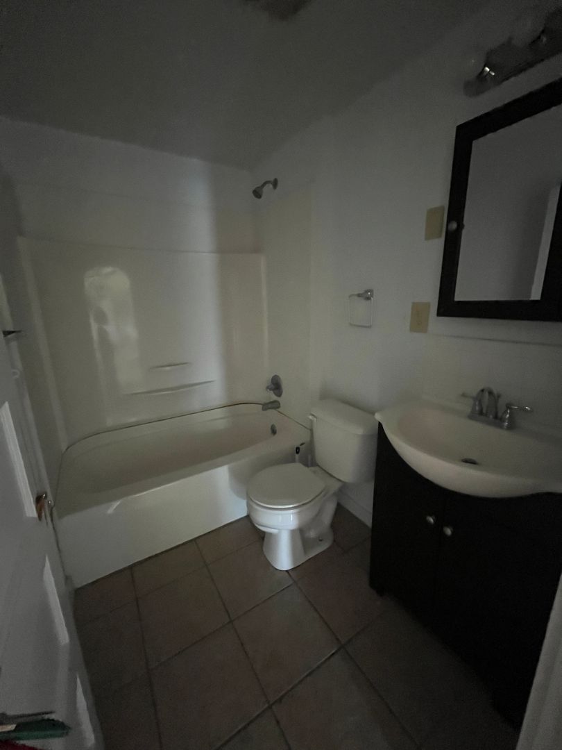 Howard Apartment: 325 Walnut St