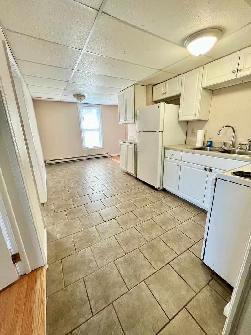 Howard Apartment: 347 Walnut St