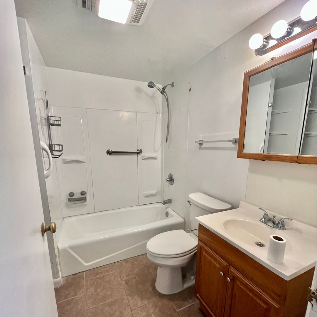 Howard Apartment: 118 Grove St