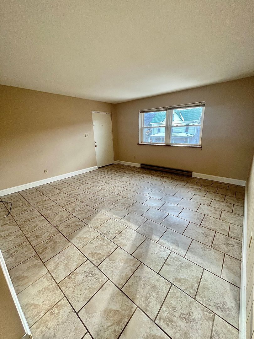 Howard Apartment: 186 E. Main St.