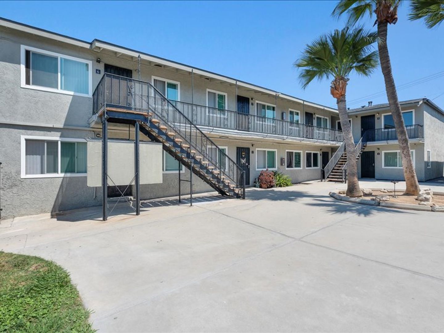 Long Beach Apartment: 1386 - 1390 Martin Luther King Junior Avenue