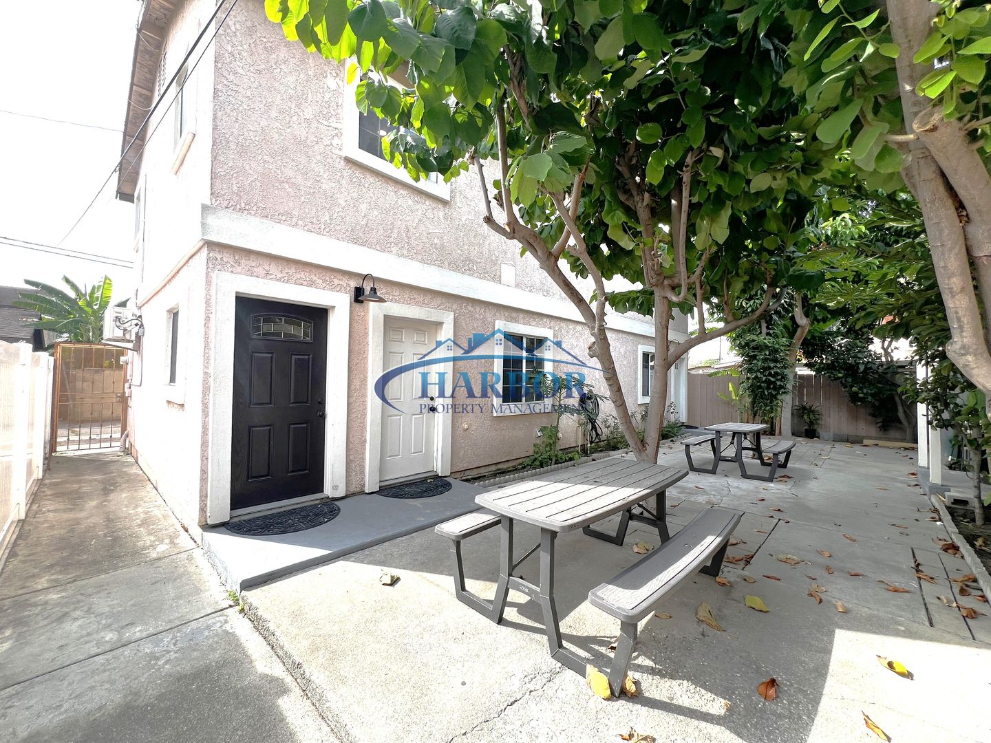 Downey House: 8128 Devenir Avenue
