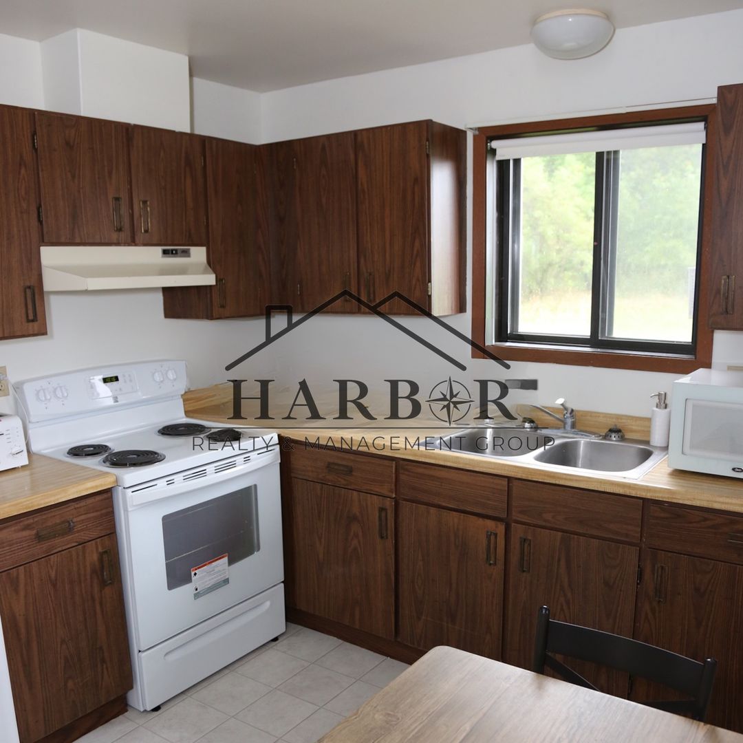 Lamberton Apartment: 200 10th Avenue East