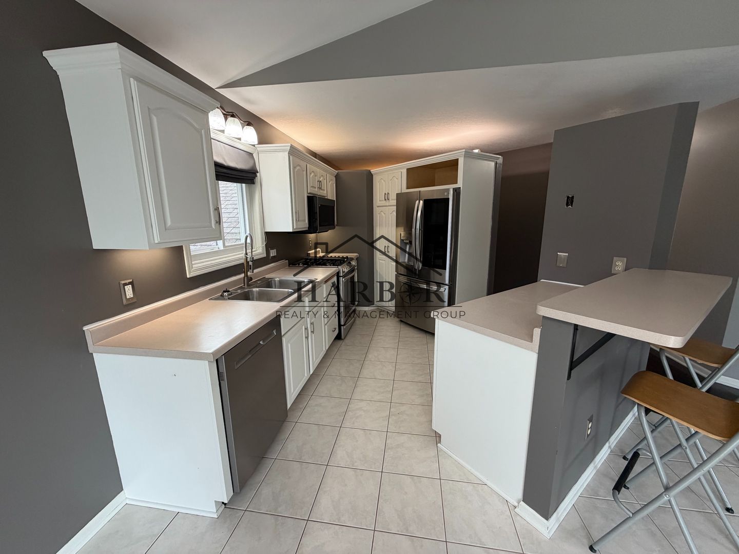 Rochester House: 118 N River Court NE