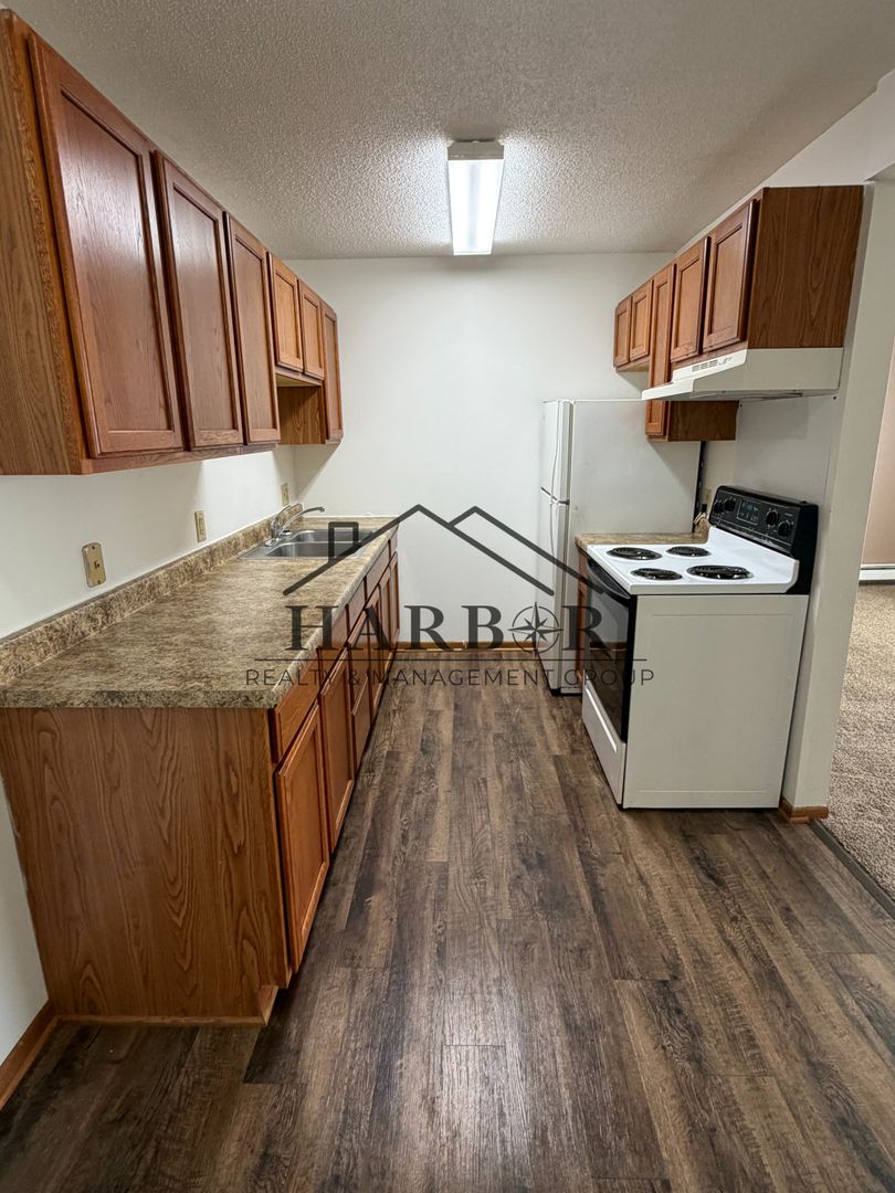 Hayfield Apartment: 115 1st Ave NE