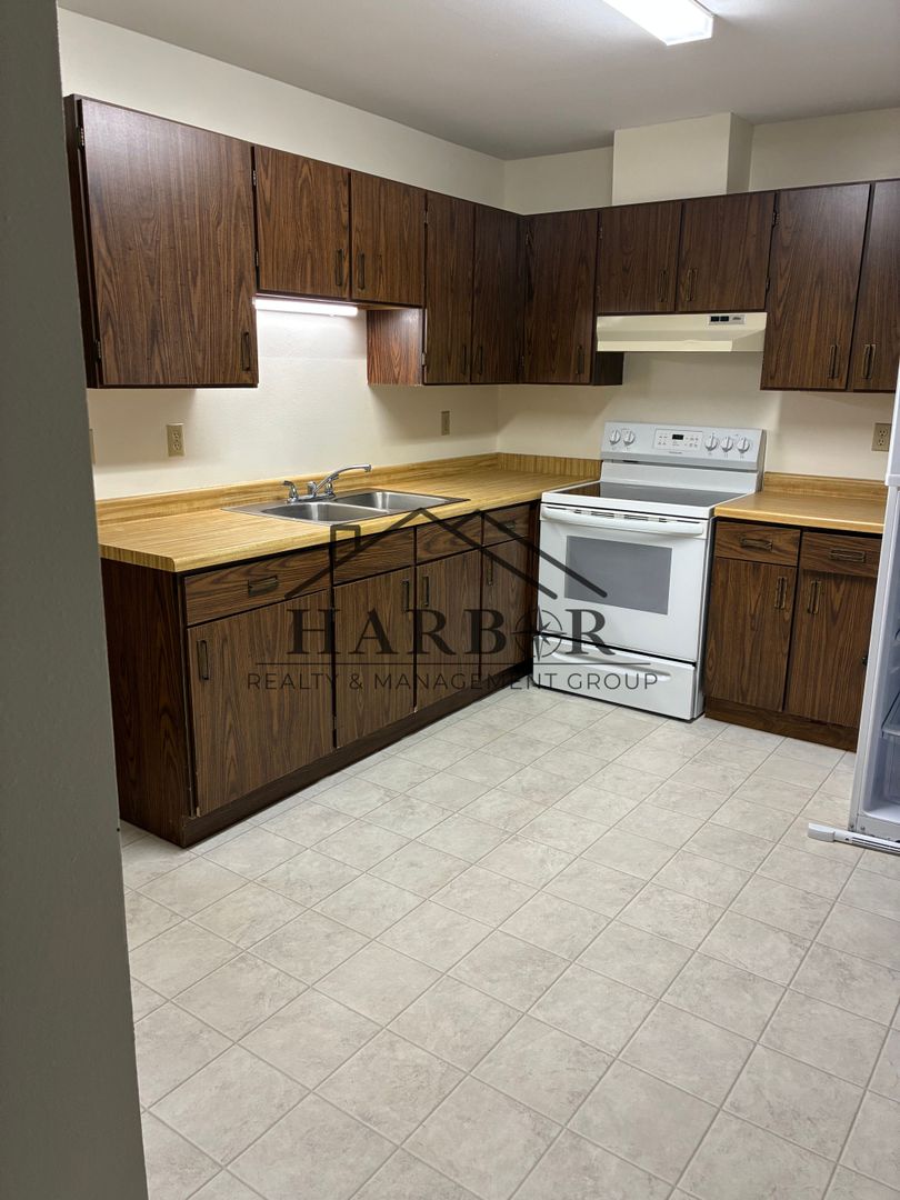 Lamberton Apartment: 200 10th Avenue East