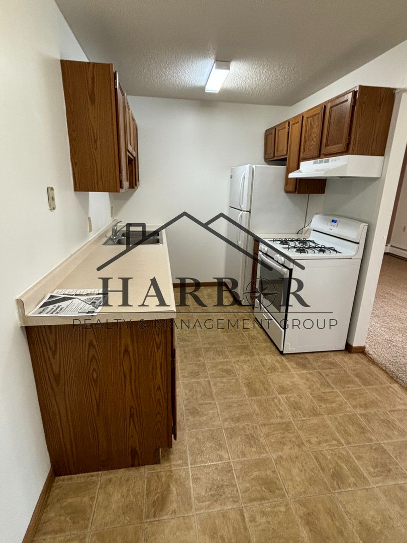 Hayfield Apartment: 110 2nd Ave NE