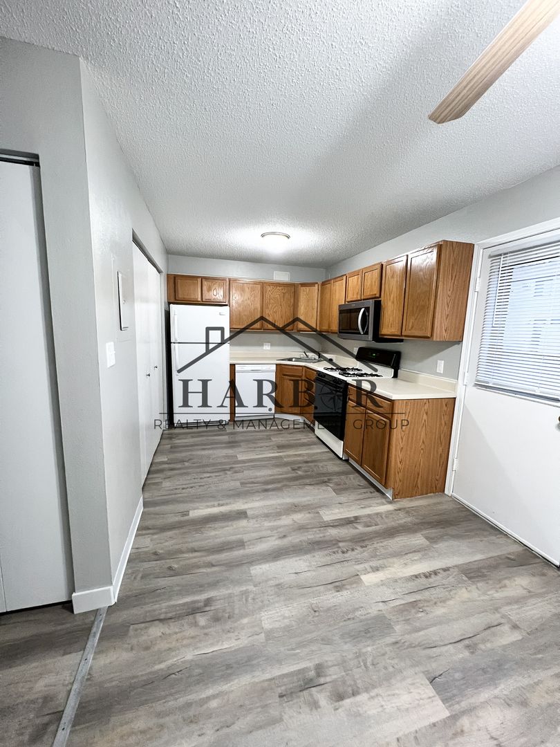 Boone Apartment: 1221 South Linn Street