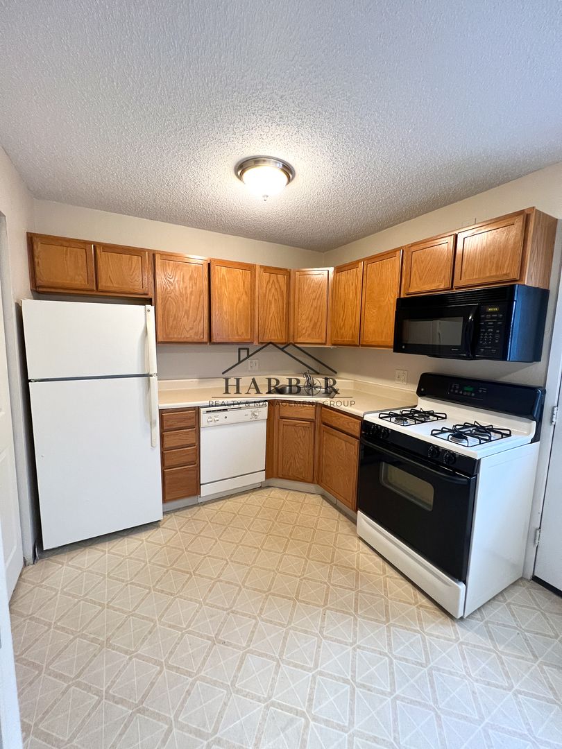 Boone Apartment: 1221 South Linn Street