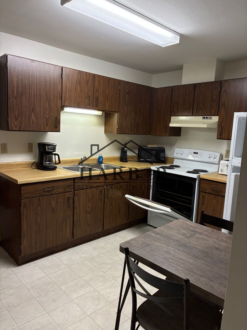 Lamberton Apartment: 200 10th Avenue East