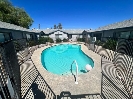 2 Bedroom 1.5 Bath w Pool