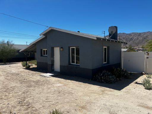 72063 Joshua Lane in 29 Palms - 1 Bedroom New paint and Flooring - Big Back Yard