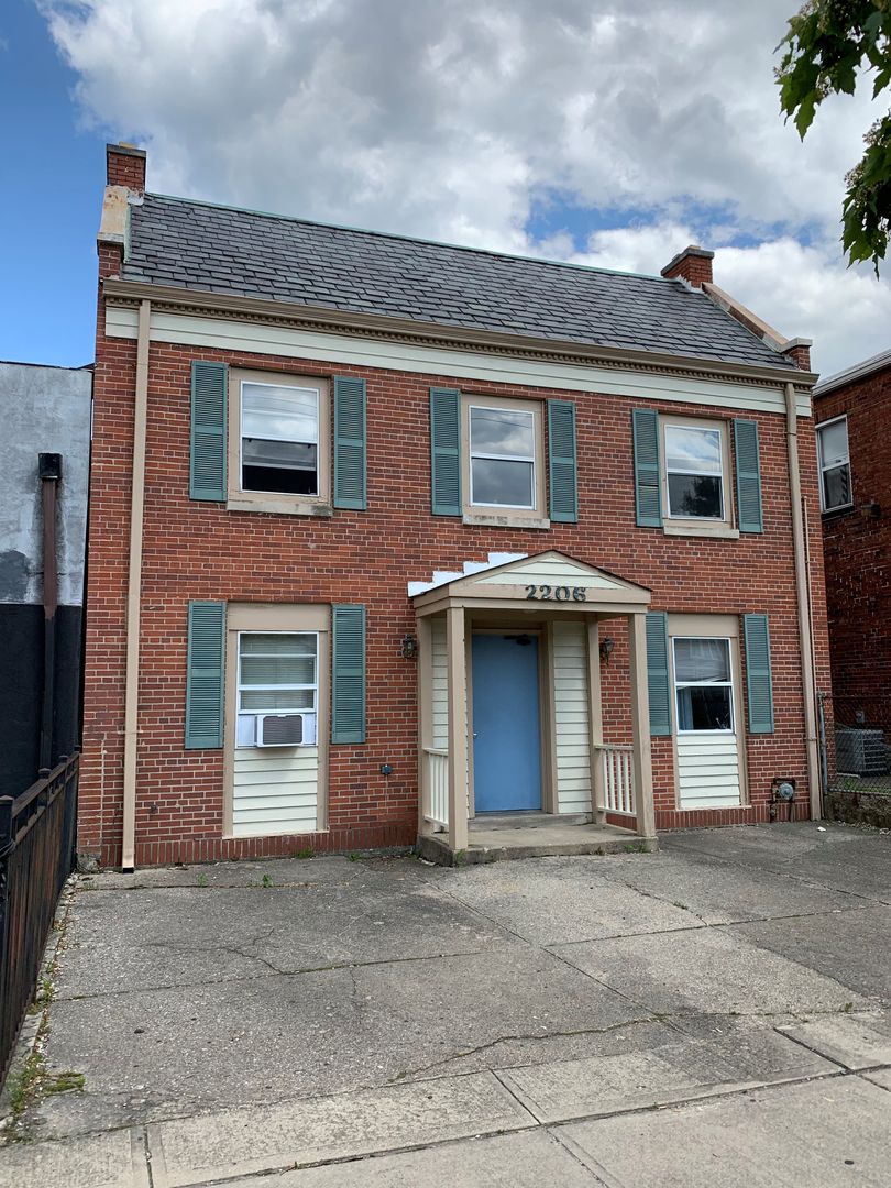 Columbus Apartment: 2206 Summit Street