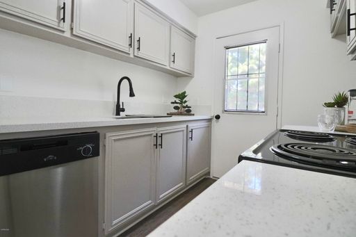 Remodelled Penthouse Condominium Ready for Immediate Possession – photo 1