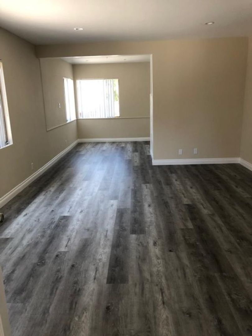 Sherman Oaks Apartment: 15022/15028 Dickens st