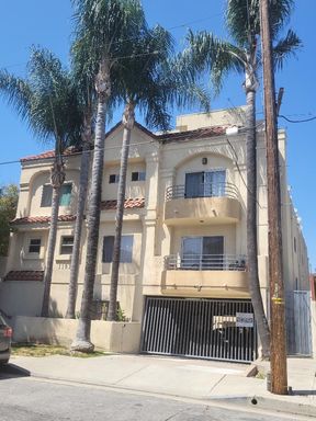 LARGE ONE BEDROOM APARTMENT IN PRIME NOHO ARTS DISTRICT – photo 1