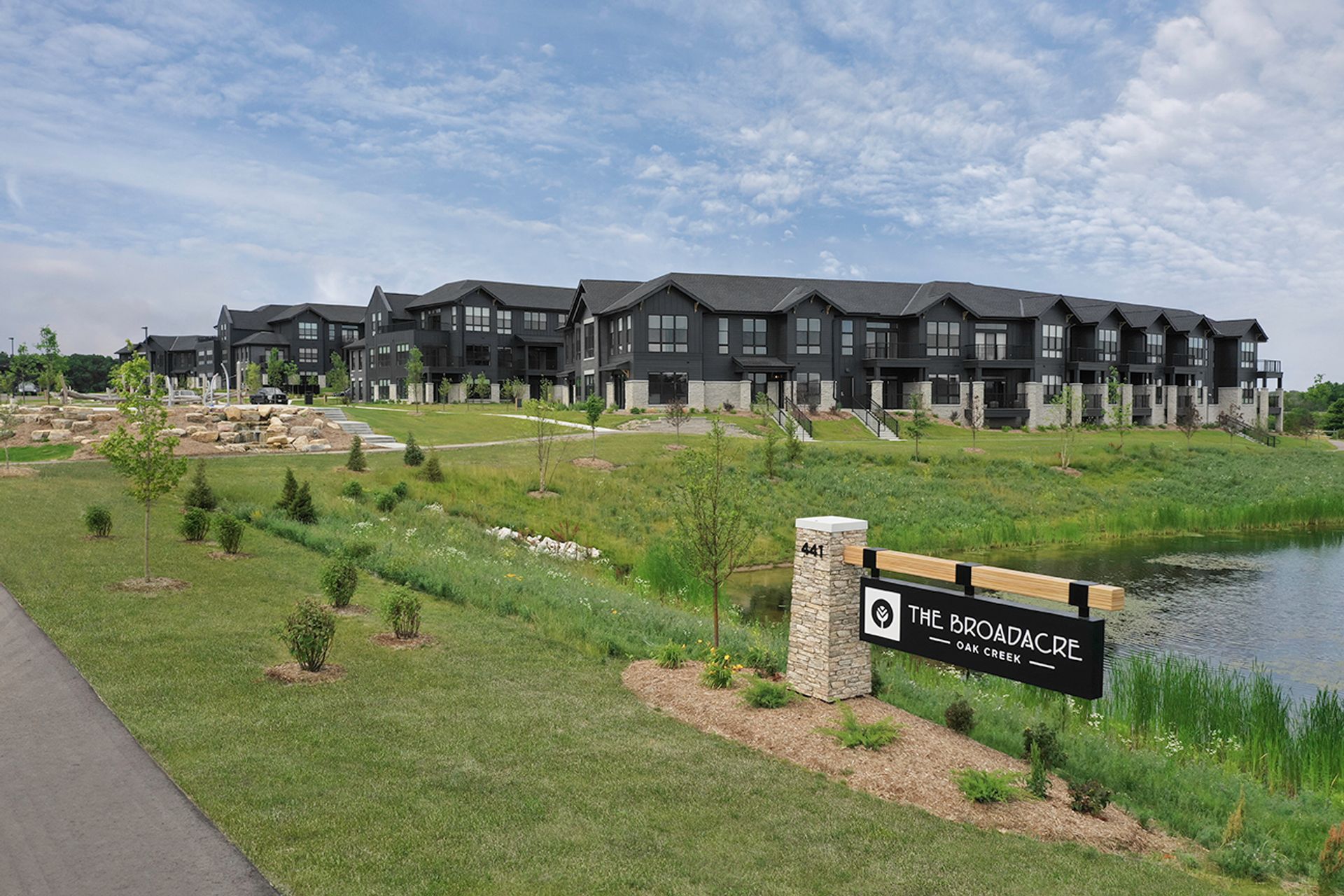 Oak Creek Apartment: 9598 S Clubhouse Wy