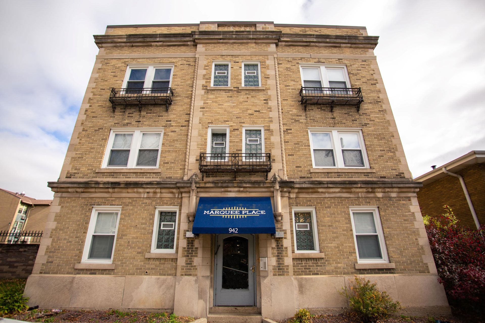 Milwaukee Apartment: 942 N 15th St