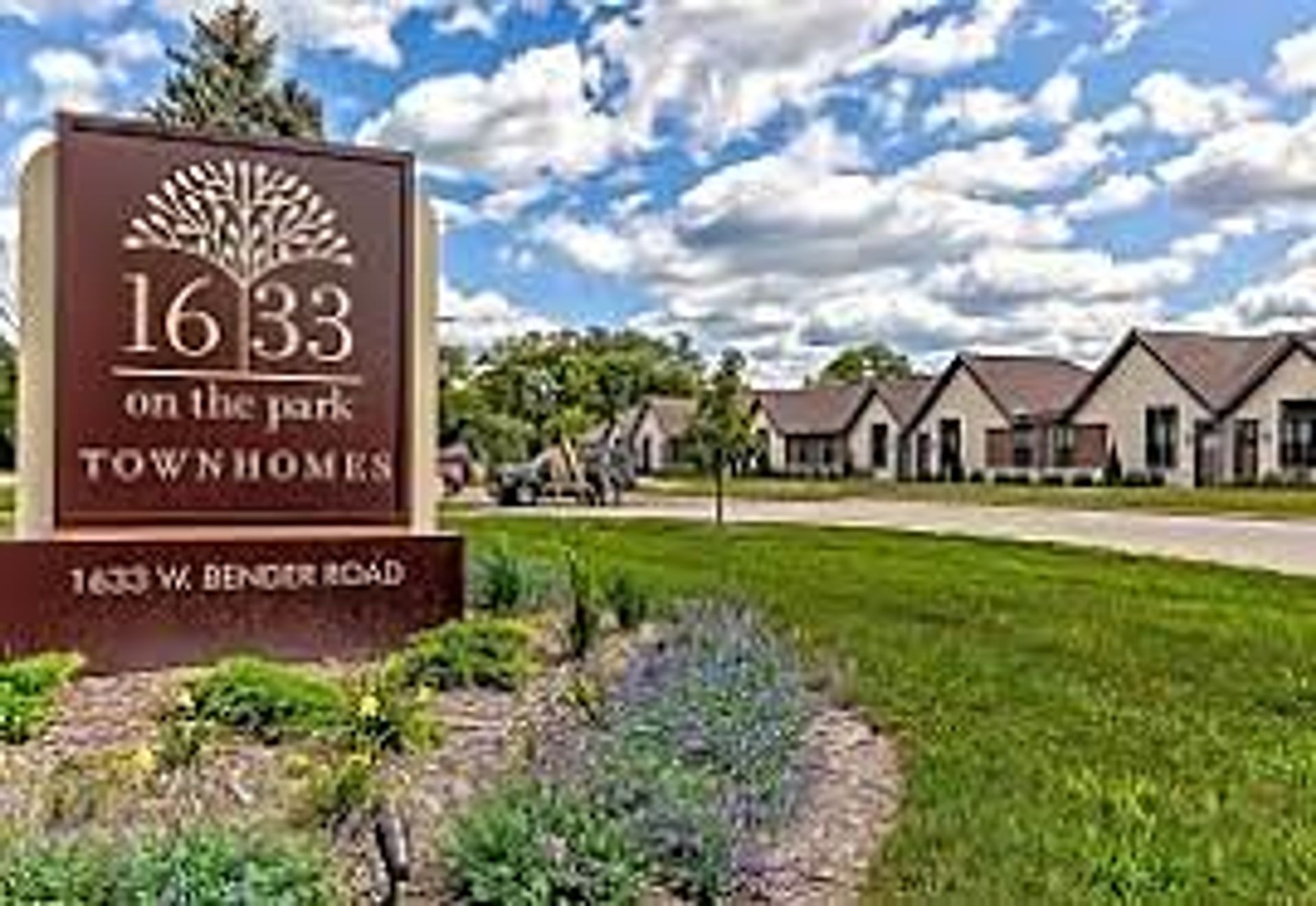 Milwaukee Apartment: 1633 W Bender Rd