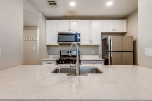 MOVE IN SPECIAL - 4 WEEKS FREE PRORATED ON 18/MO LEASE - MUST MOVE IN BY 9/15! – photo 1