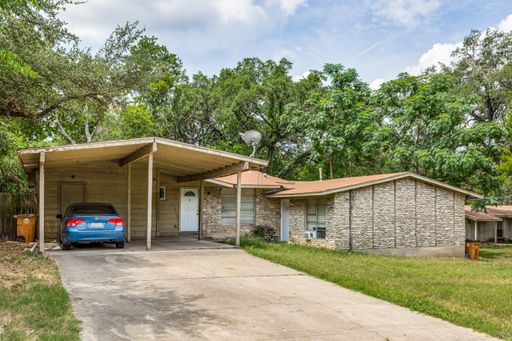 Remodeled Duplex Unit with Carport - 2 bedroom 1 bath - tons of upgrades, huge fenced back yard – photo 1