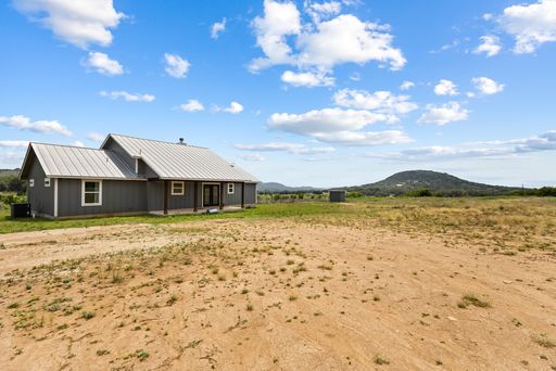 4574 Bump Gate Rd, Pipe Creek, TX 78063