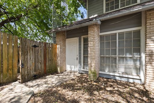 Spacious 3-Bedroom Fourplex with Private Backyard – Water & Lawn Service Included – photo 1