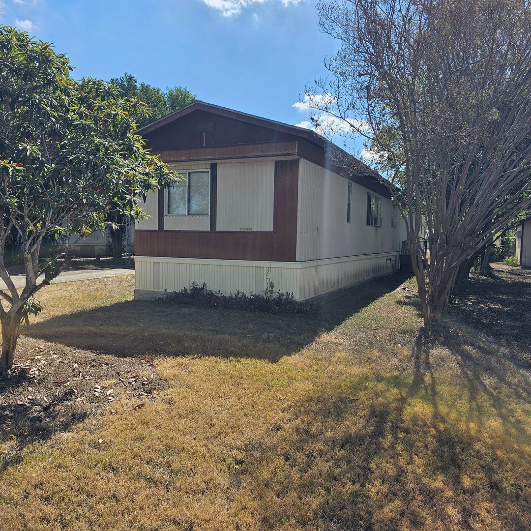 New Braunfels House: 161 E. Green Valley