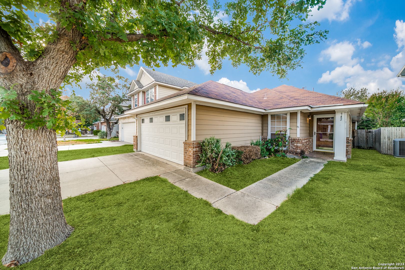 San Antonio House: 742 Sycamore Moon