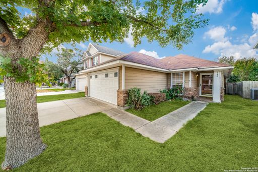 Charming Home Awaits: Spacious & Modern Living in a Prime Location – photo 1