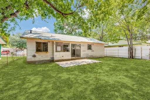 827 Spring Park Dr, San Antonio, TX 78227